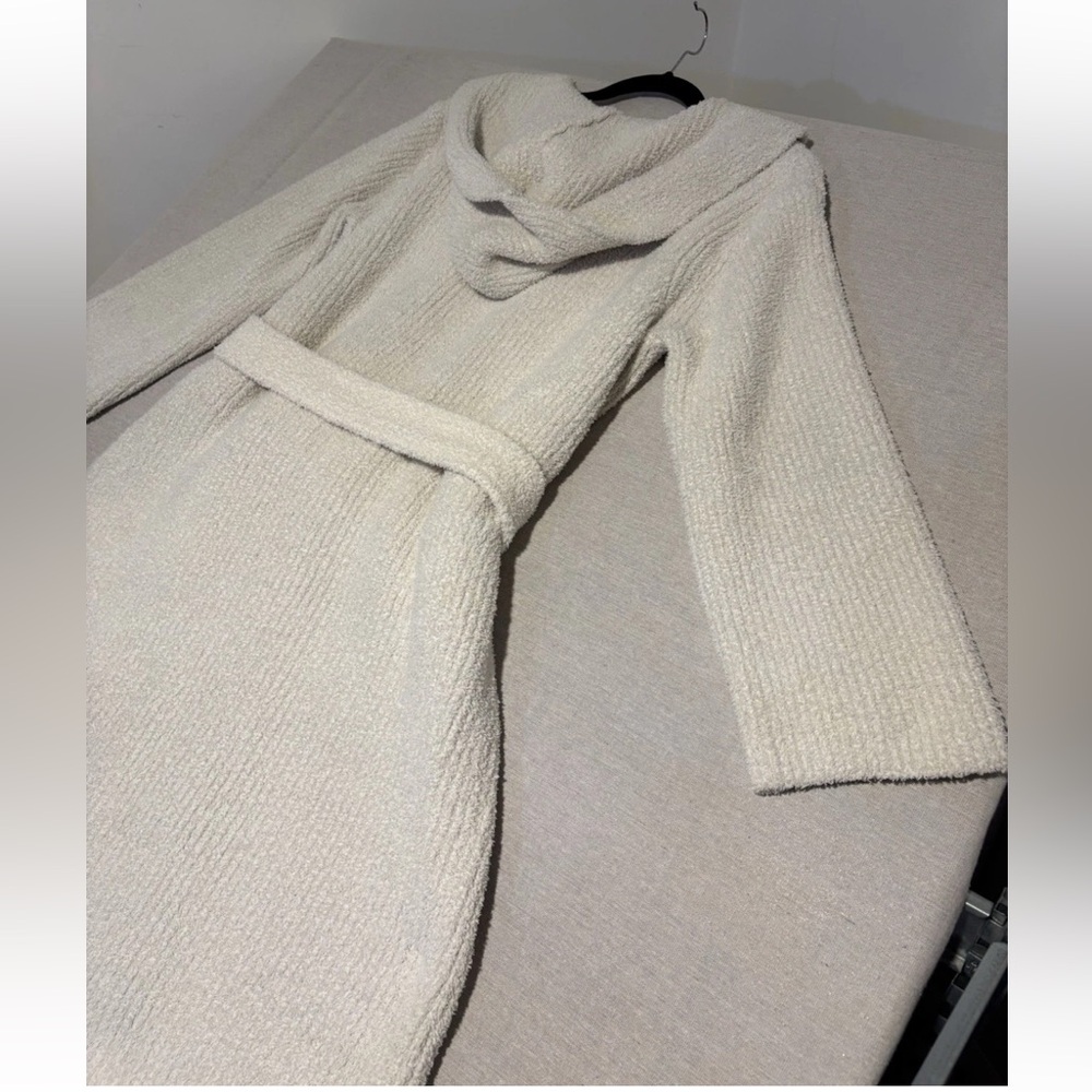 Barefoot dreams Robe Size 1 Cream/Ivory Hood Long Sleeves - Picture 4 of 8